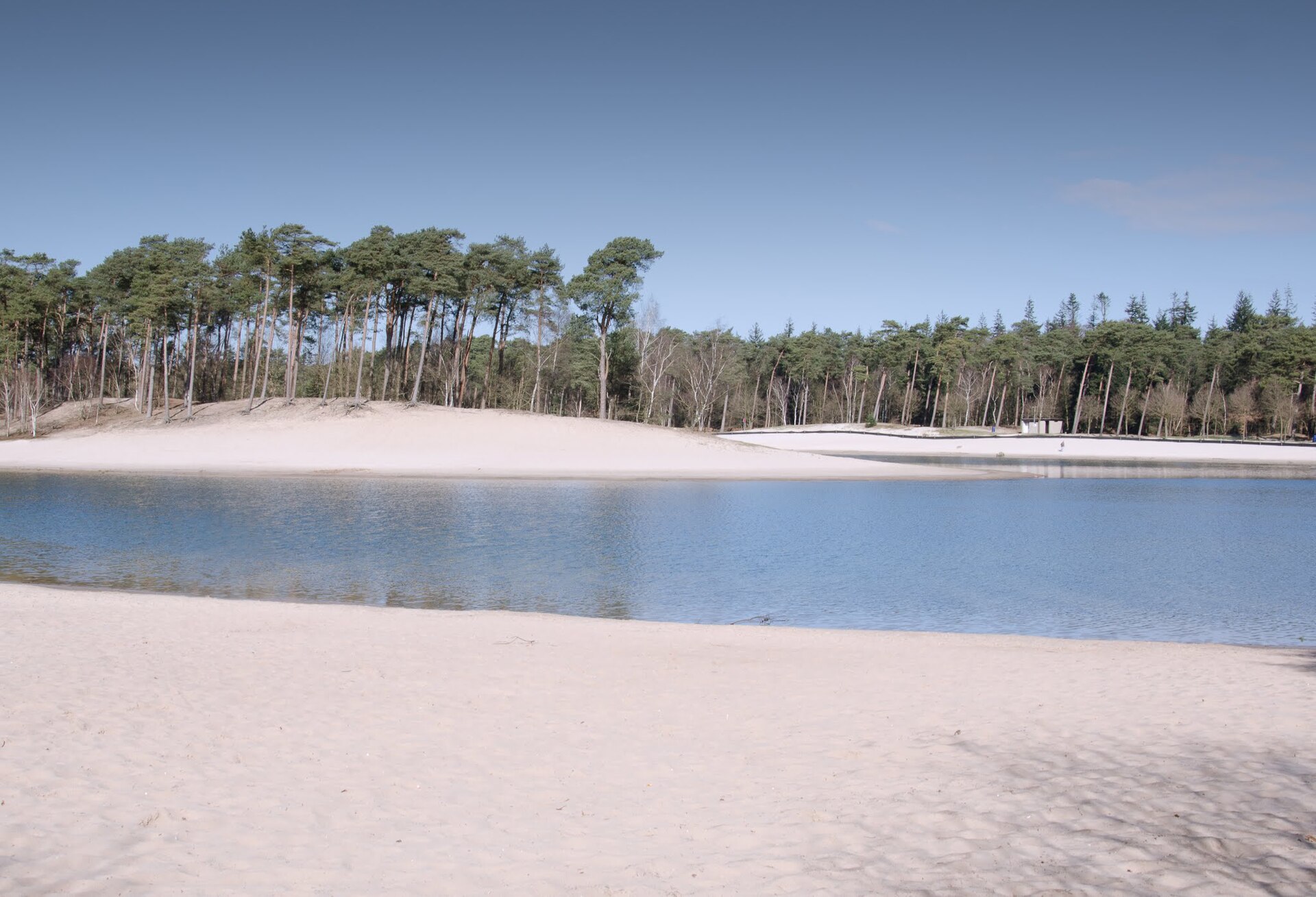 Henschotermeer (Noordzijde): Песчаный берег Хенсхотермера