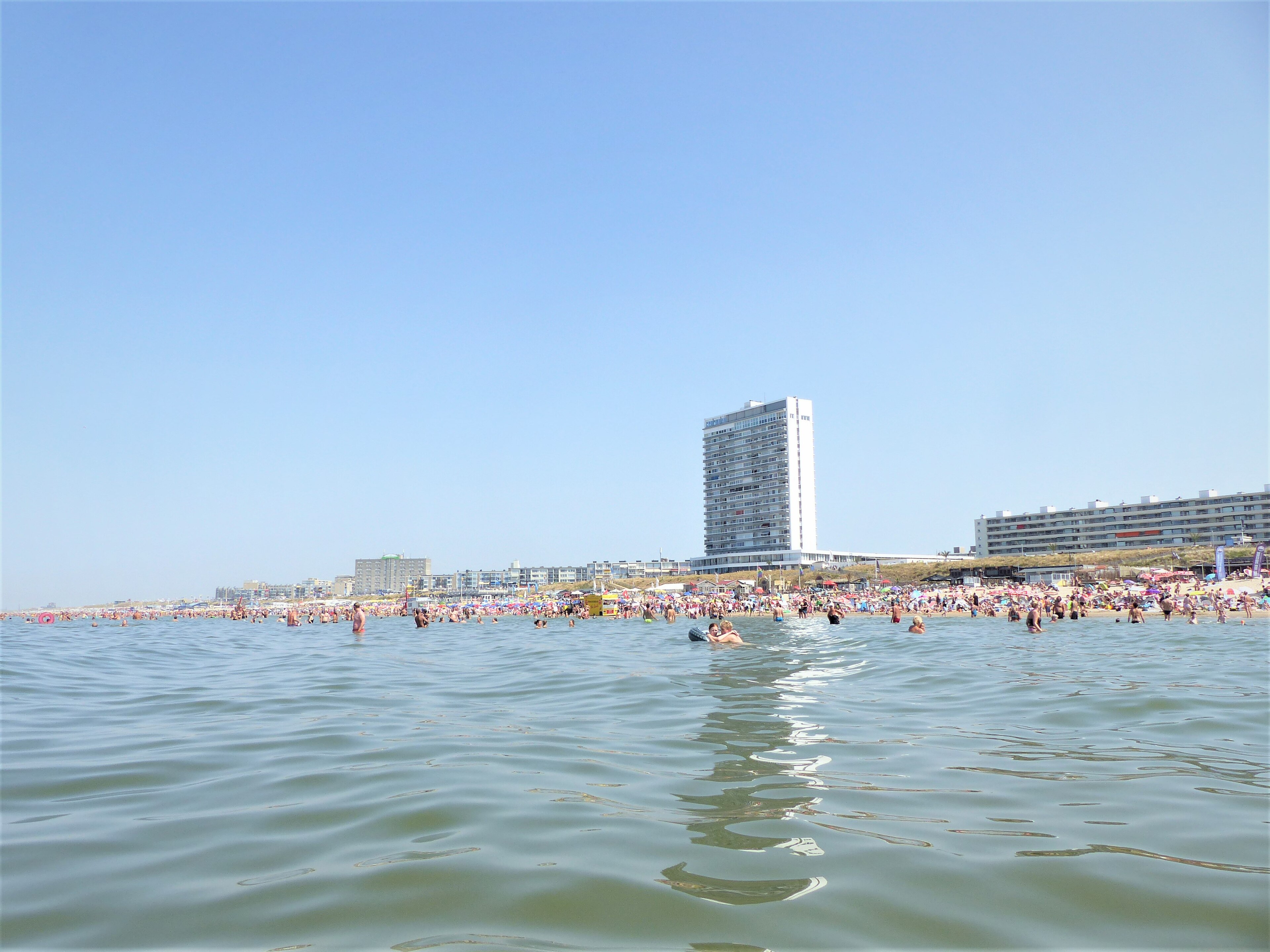 Пляж Зандворта с воды в жаркий августовский день