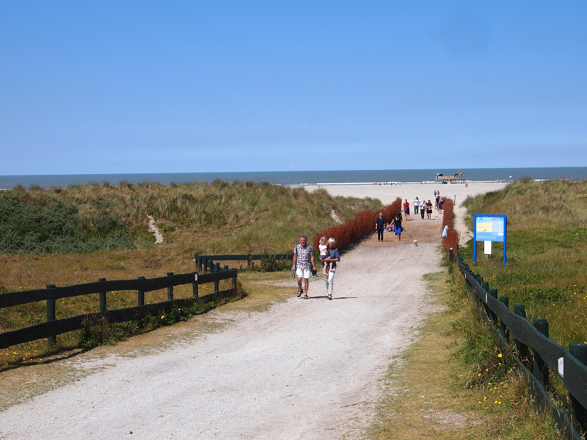 Badstrand Prins Bernhardweg: Дорога через дюны к пляжу