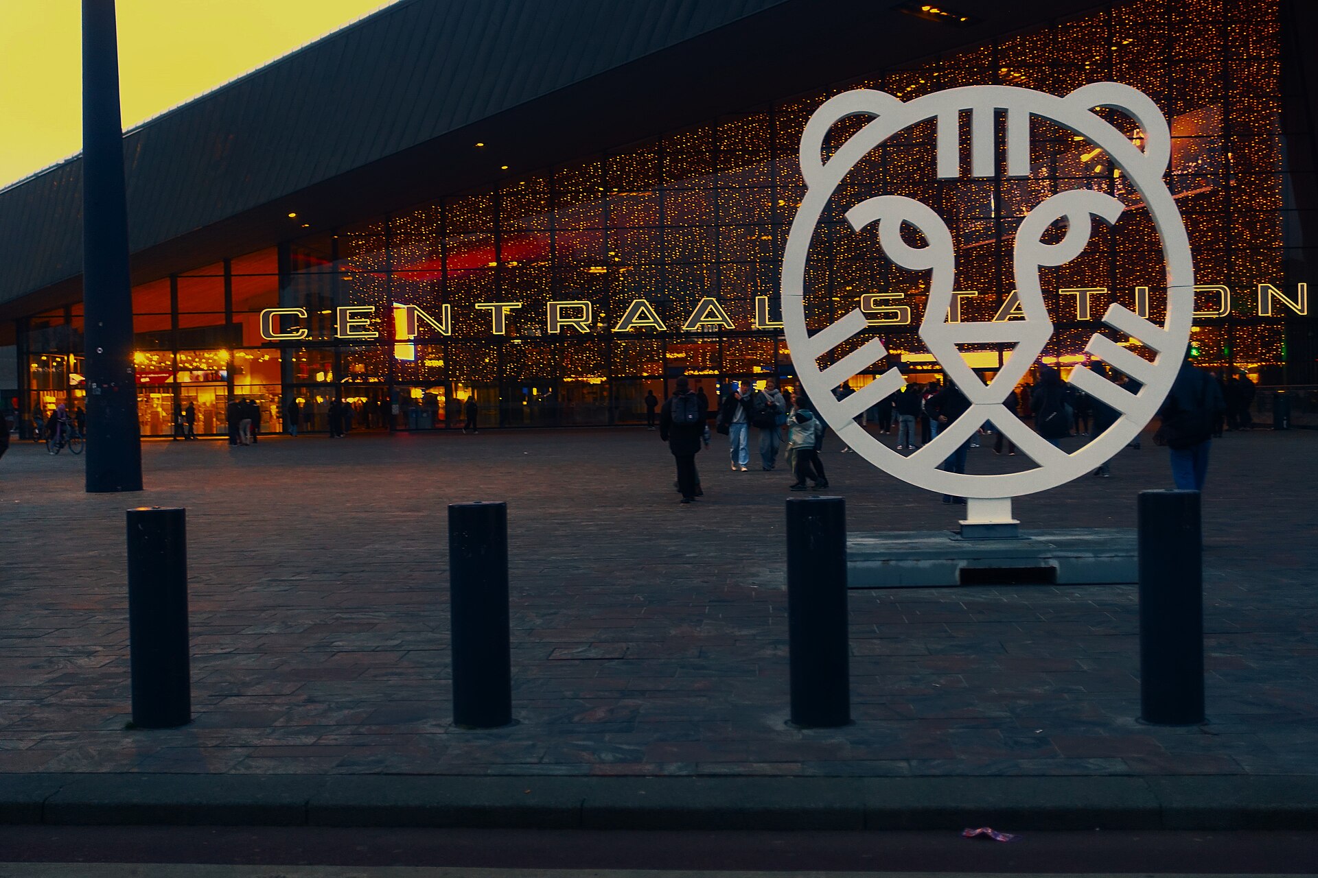 Тигр IFFR перед Центральным вокзалом Роттердама, 2025