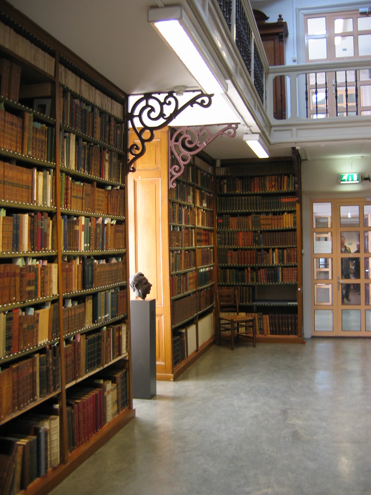 Artis Bibliotheek: шкафы и кованые кронштейны галереи