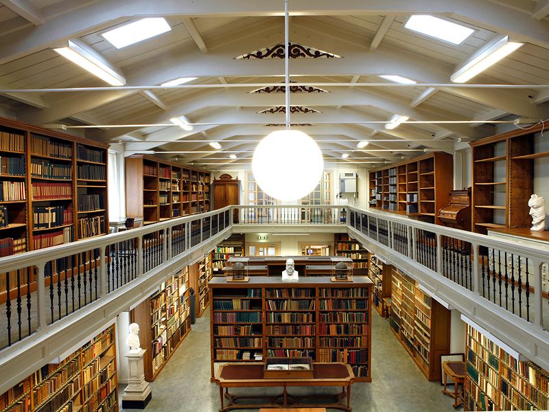 Artis Bibliotheek: зал с галереей книжных шкафов