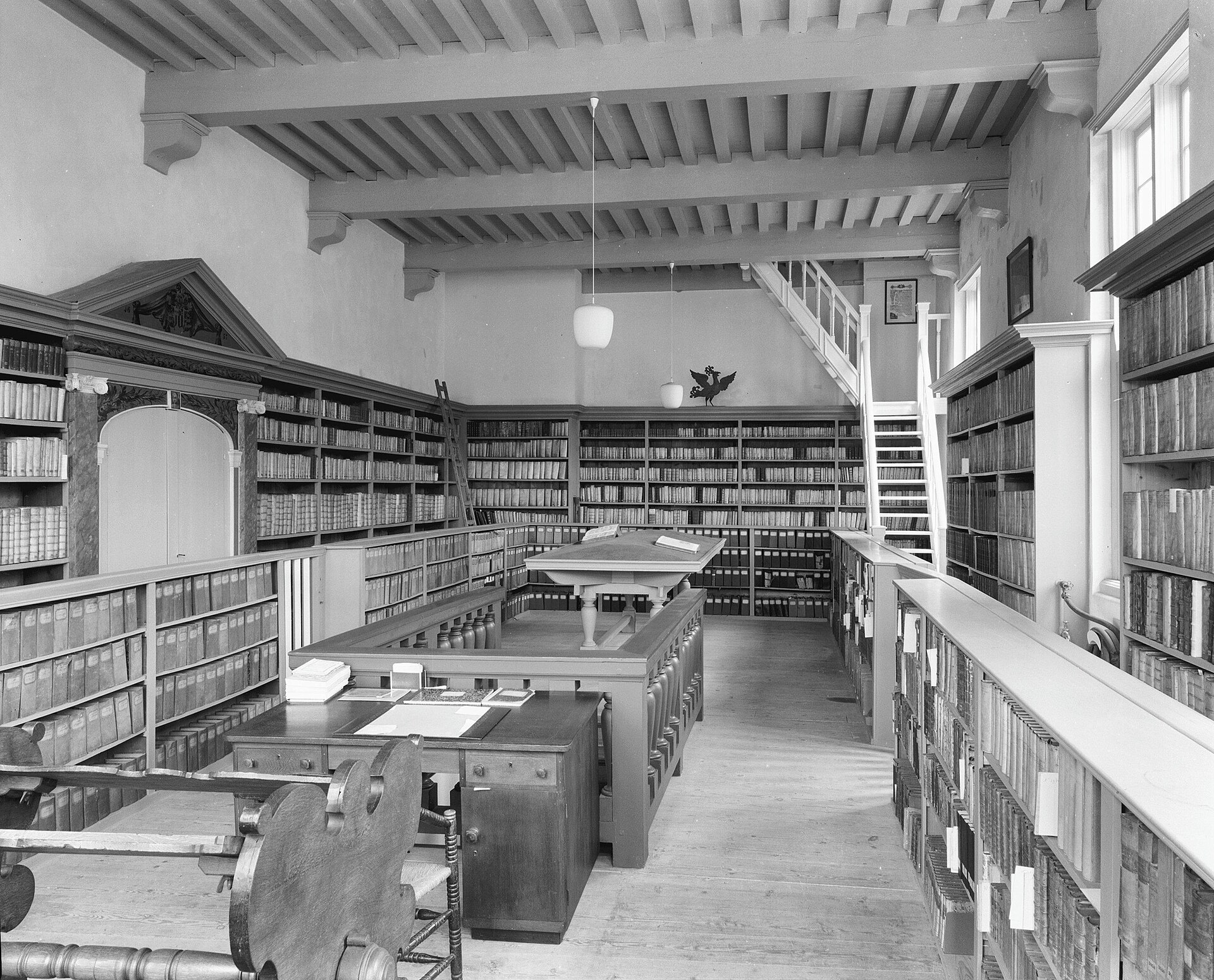 Bibliotheca Thysiana: шкафы, столы и лестница на галерею, архивный снимок
