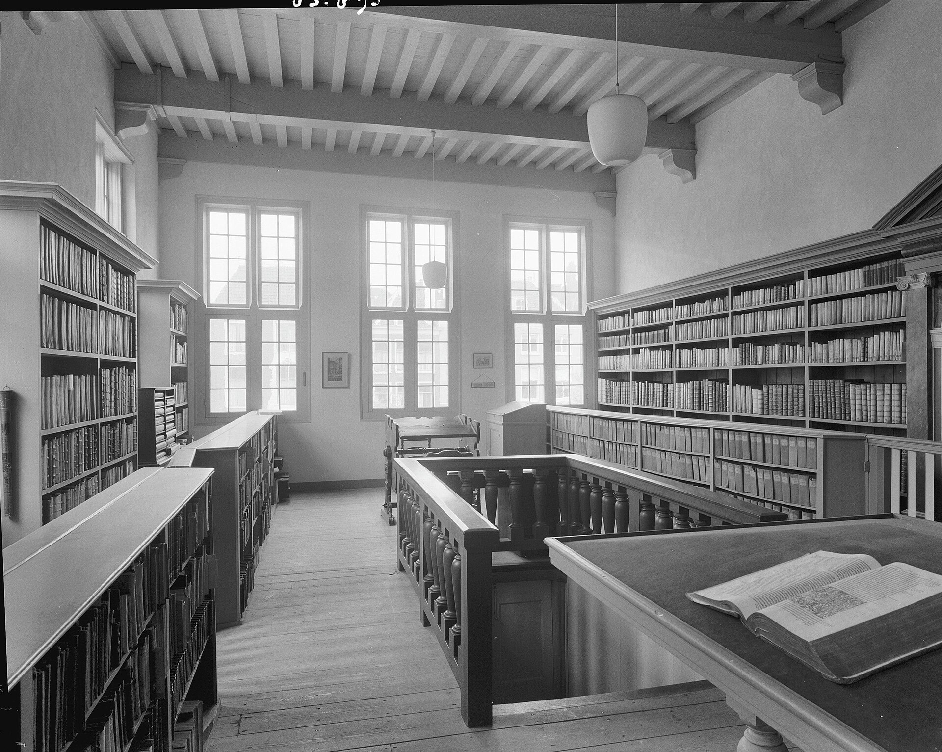 Bibliotheca Thysiana: читальный зал с пюпитрами, архивный снимок