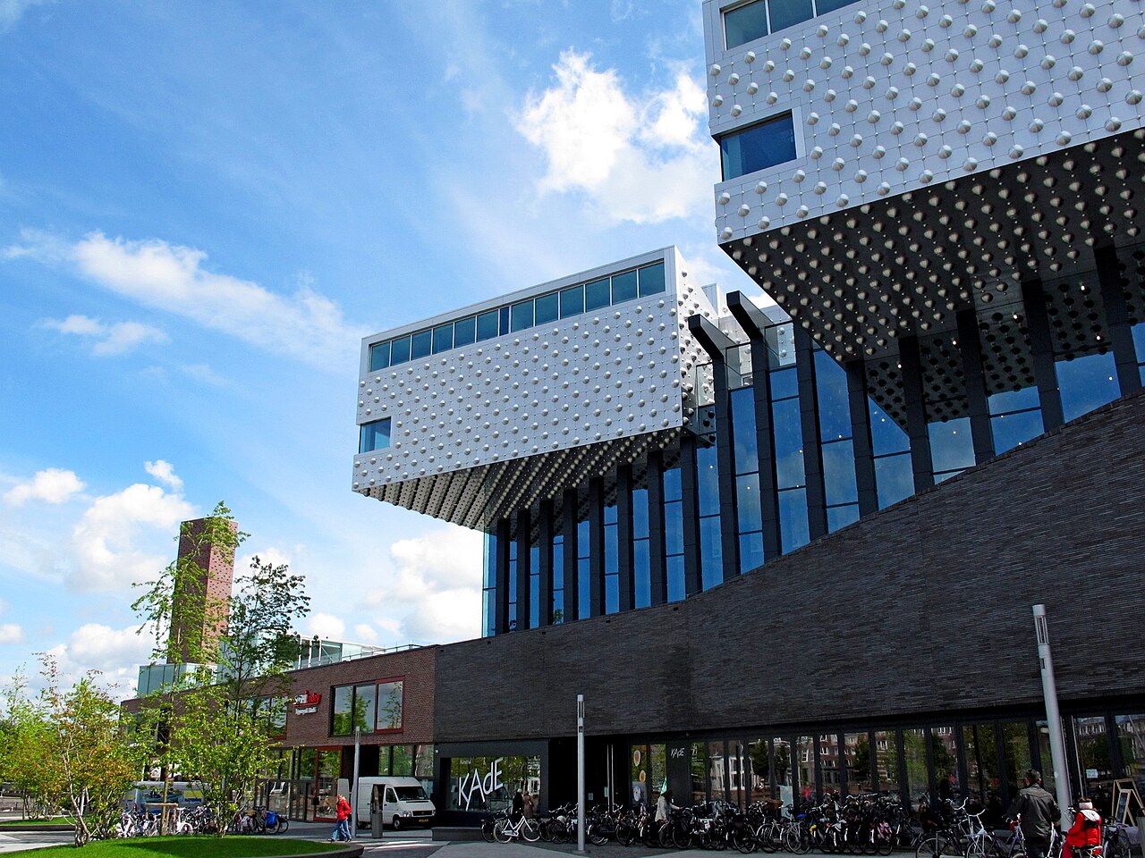 Eemhuis: здание Eemhuis на площади Eemplein