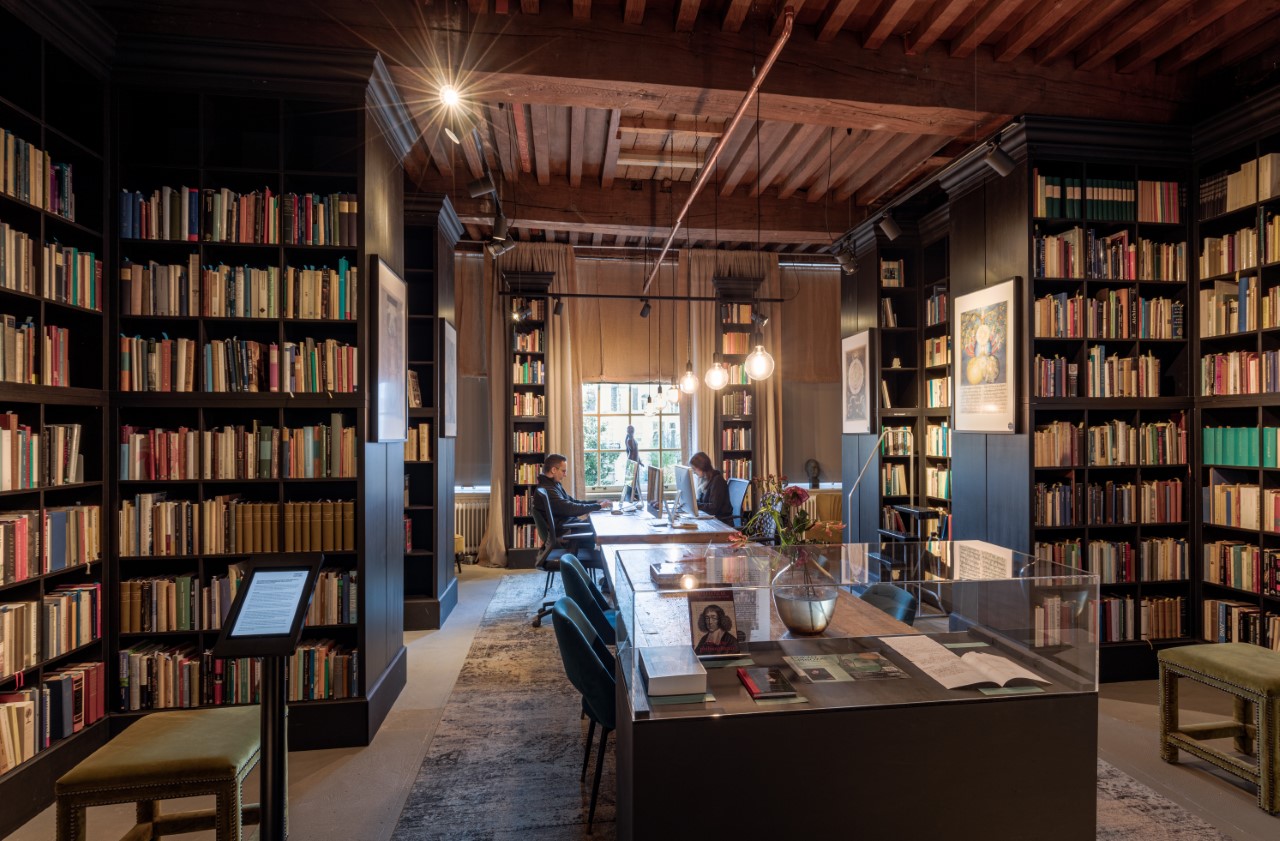Embassy of the Free Mind: читальный зал с книгами после 1900 года