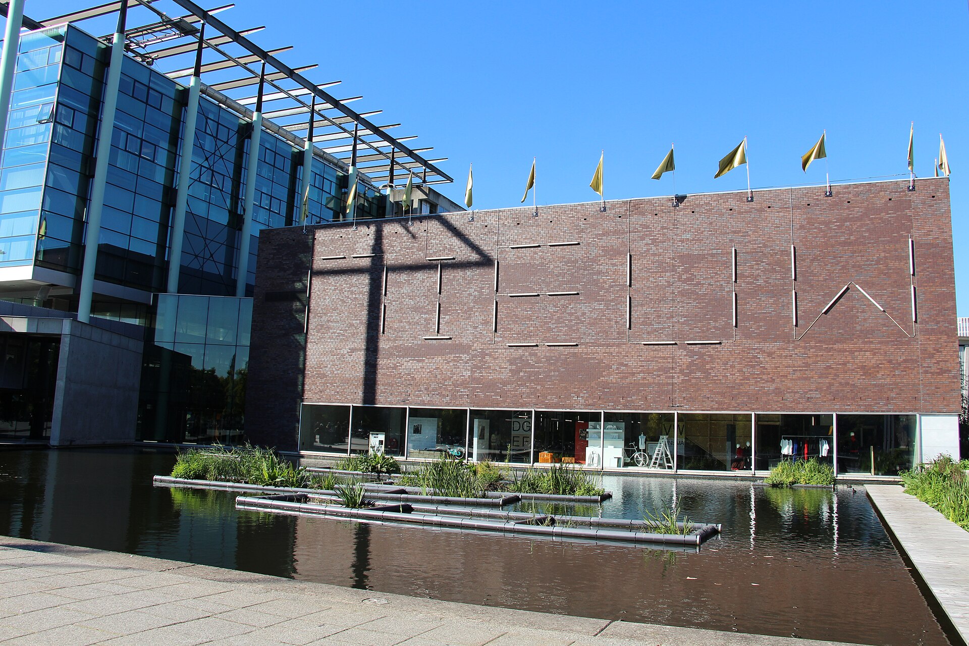 Re-Centre: здание Nieuwe Instituut и пруд перед ним
