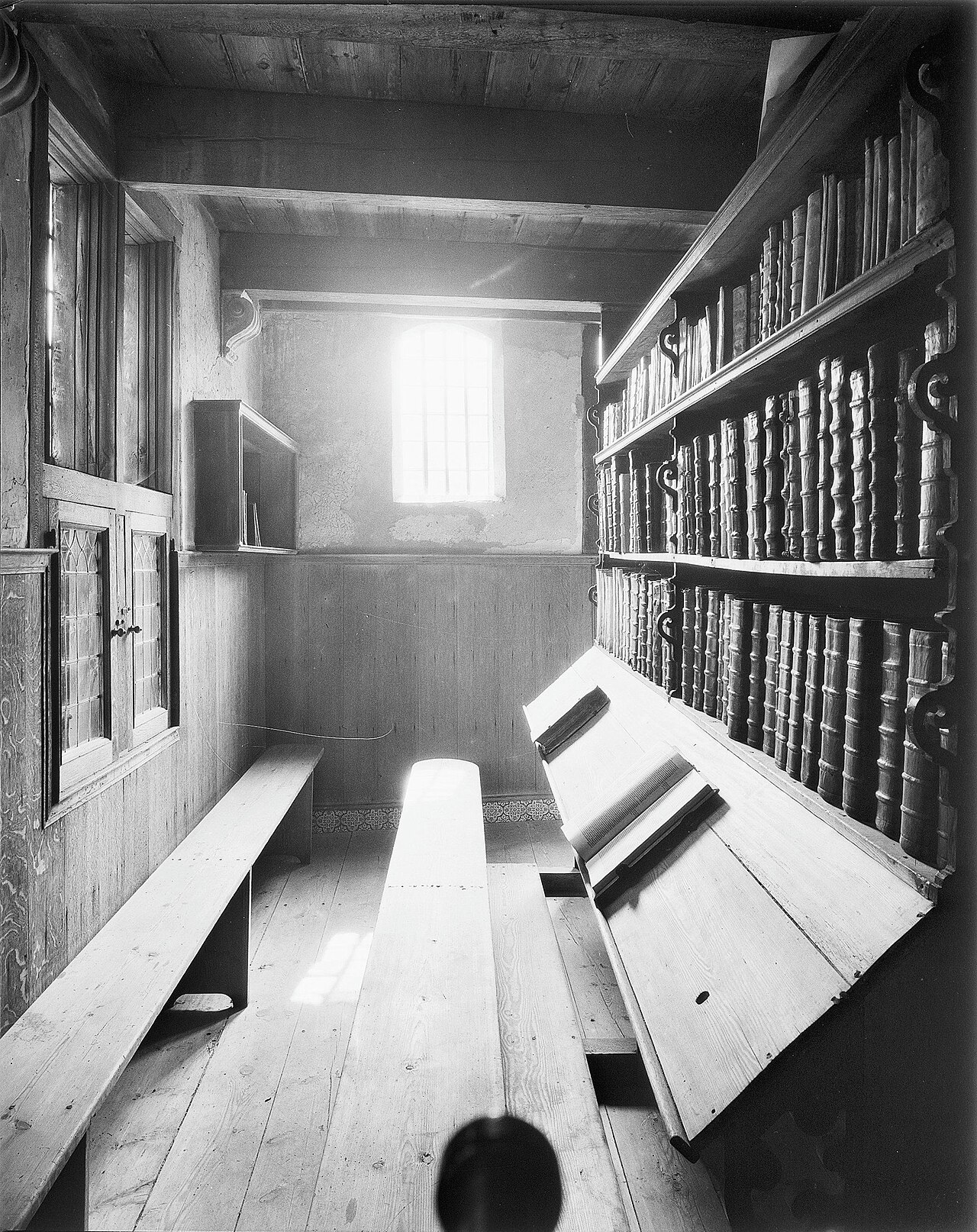 Librije Enkhuizen: librije: книги на полках и скамьи-пюпитры