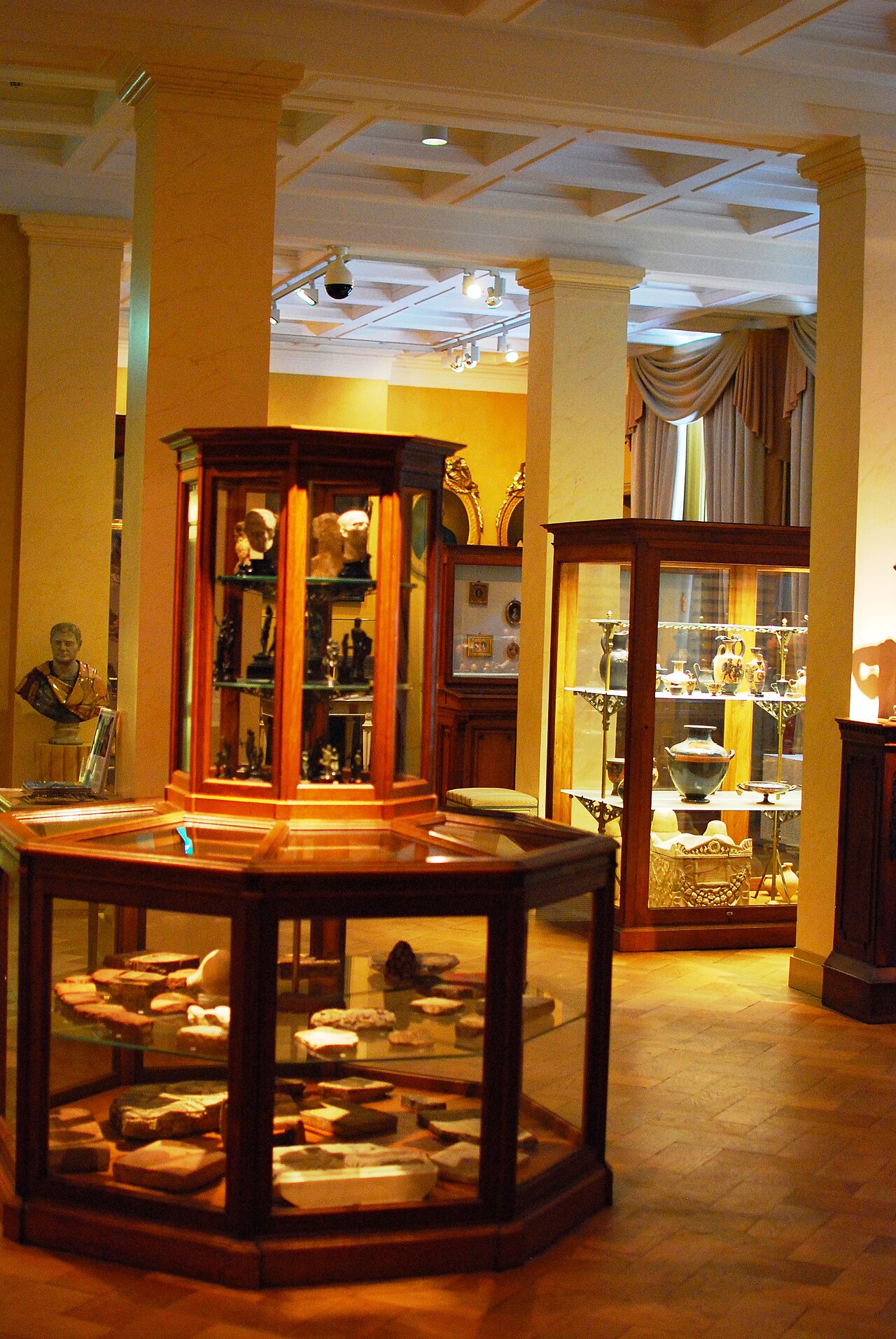 Rijksmuseum Meermanno: витрины в главном зале