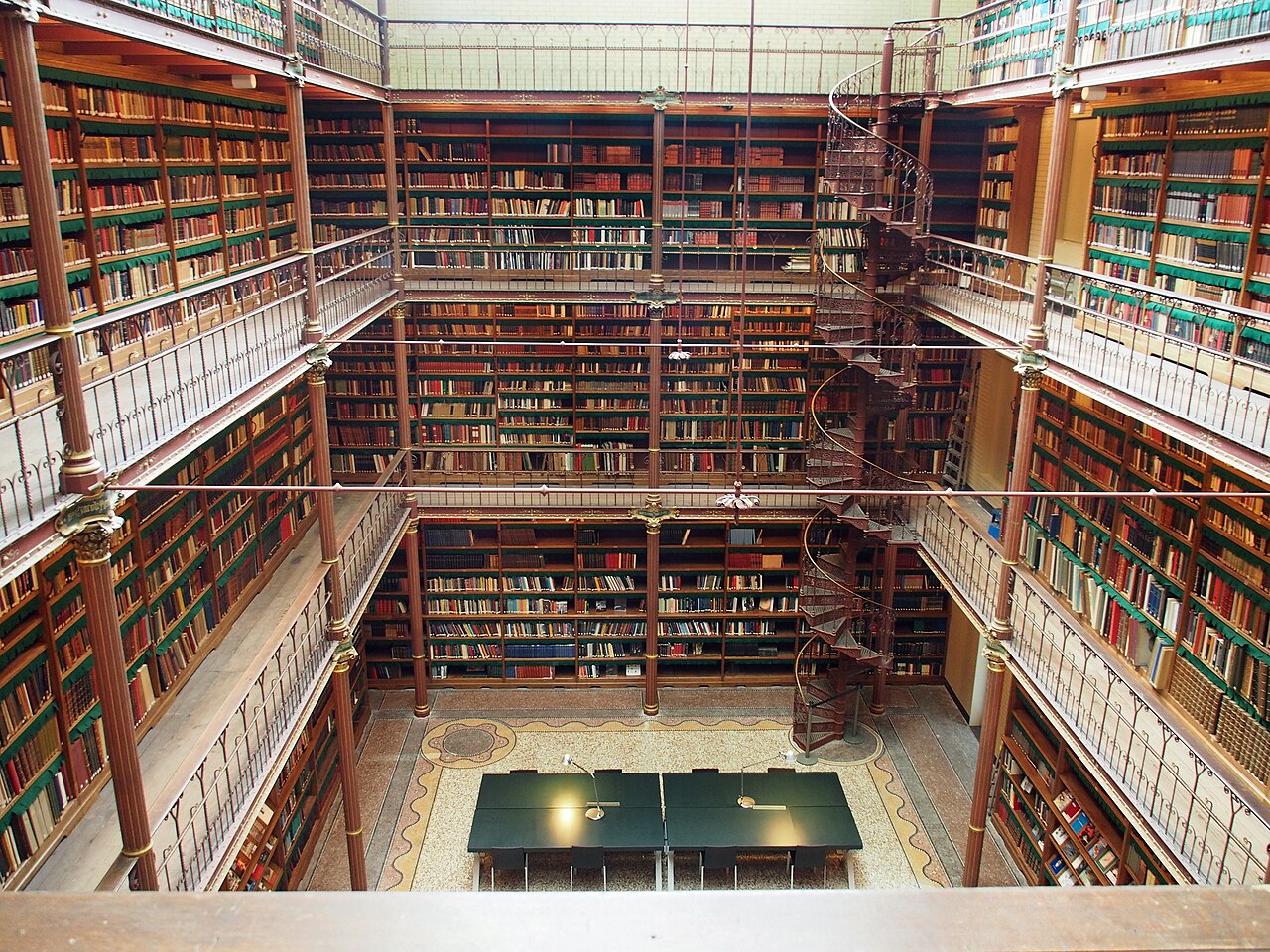 Cuypers Library: галереи полок и винтовые лестницы