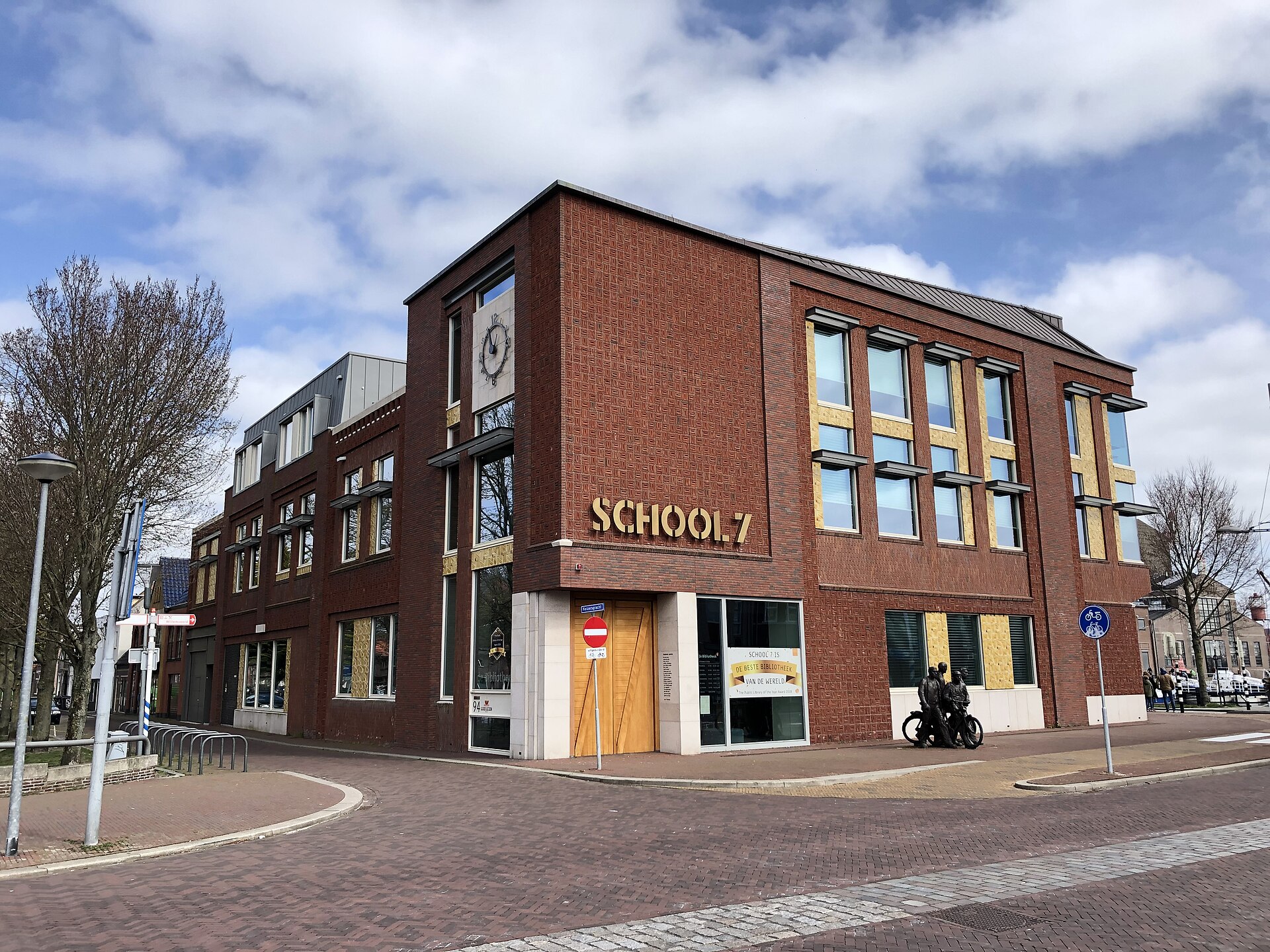 School 7: здание школы 1905 года на Keizersgracht