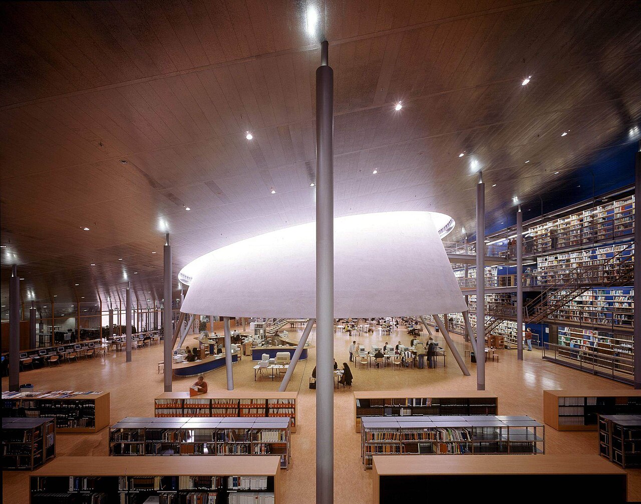 TU Delft Library: читальный зал под конусом