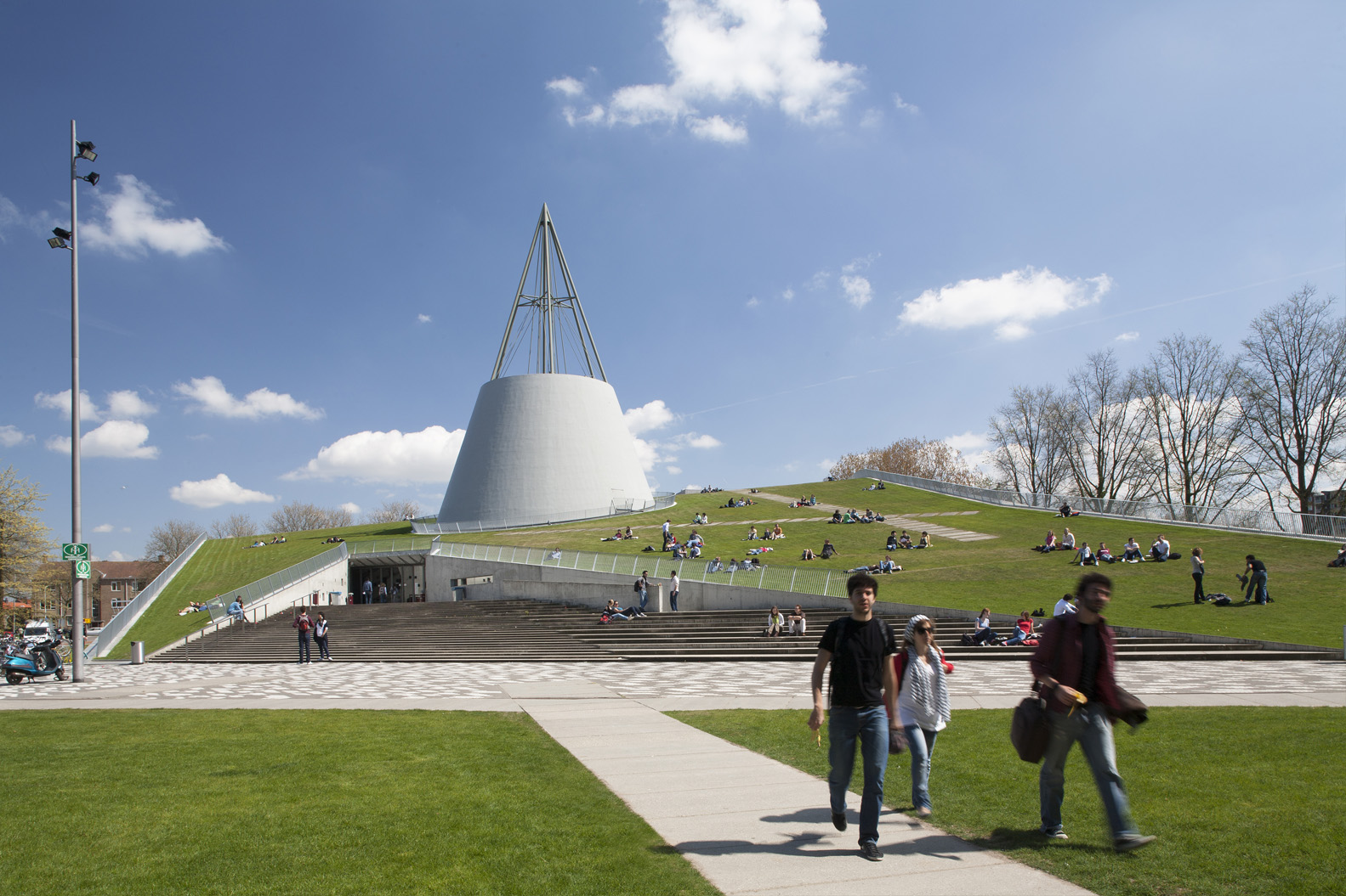TU Delft Library: травяная крыша и конус над библиотекой