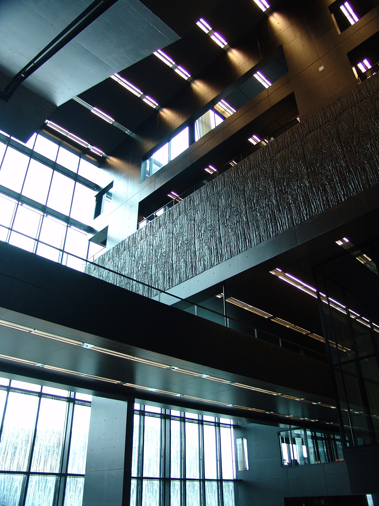Universiteitsbibliotheek Utrecht: зал: матово-чёрные стены и свет сверху