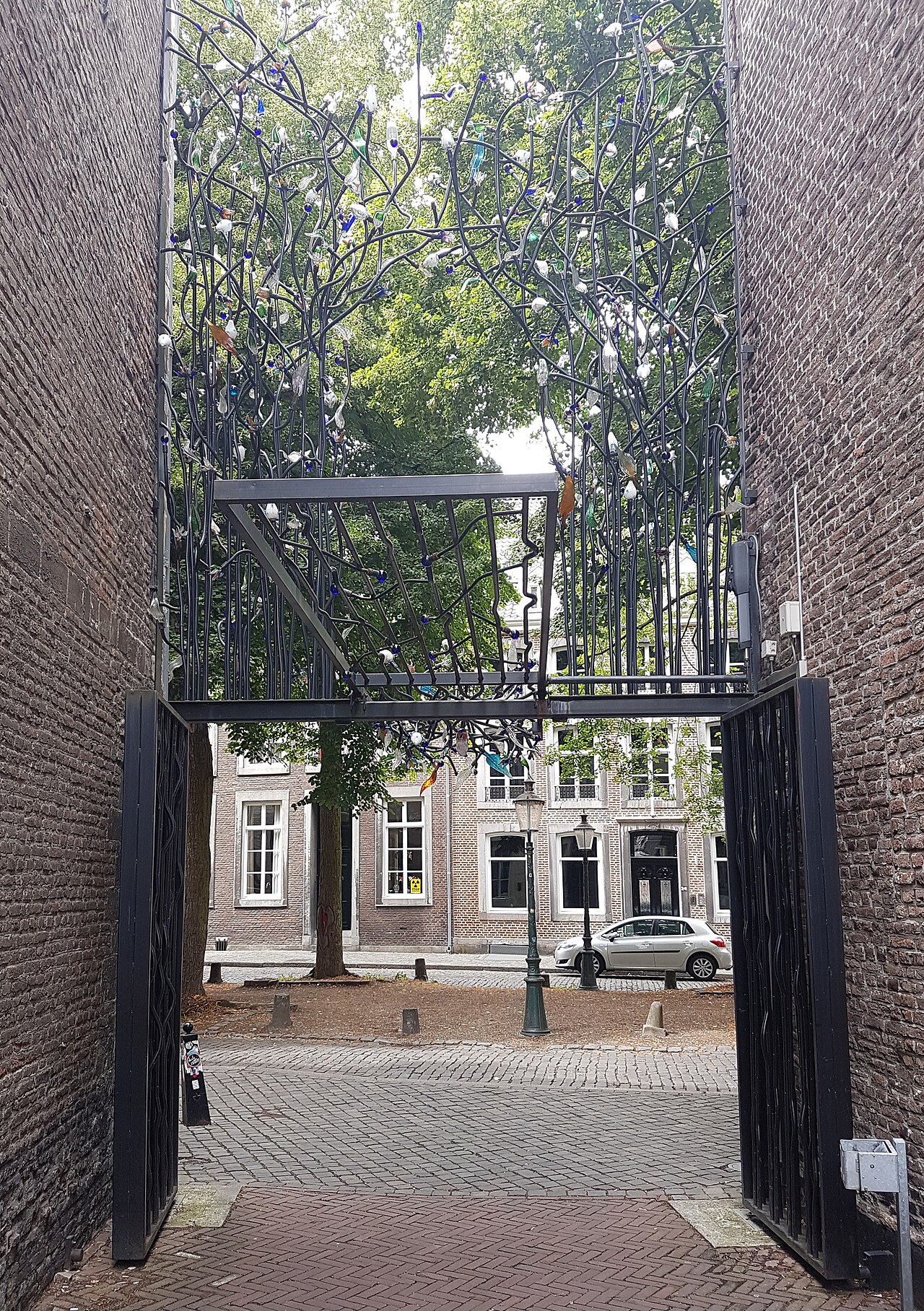 Inner City Library: ворота с Grote Looiersstraat во двор бывшей богадельни